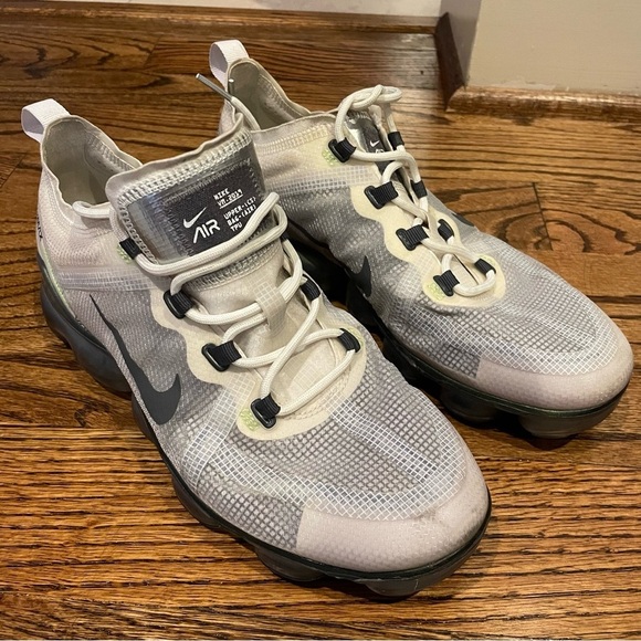 Nike Vapormax Flyknit in Cream and Gray - Picture 5 of 5